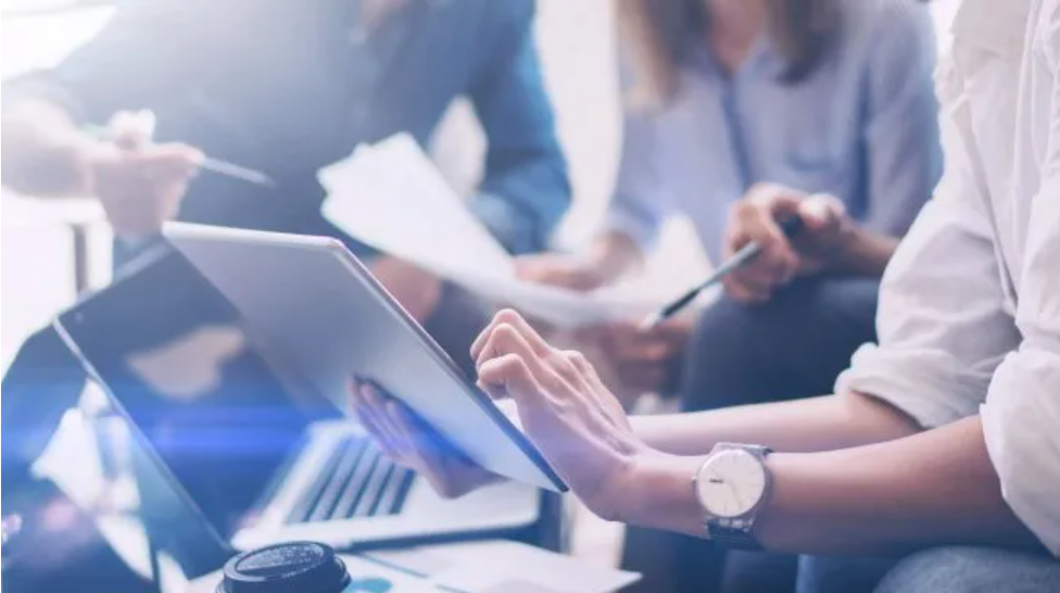 Los salarios siguen en caída, con leve mejora del empleo formal en abril