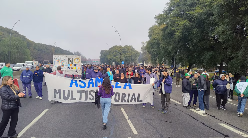 Masiva protesta de trabajadores del INTI contra la disolución del organismo dispuesta por el Gobierno