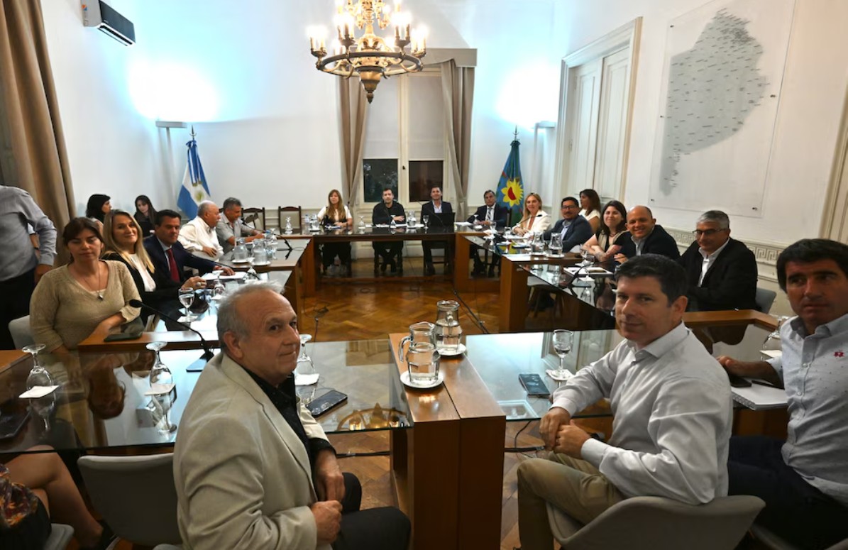 Kicillof apuesta a aprobar Presupuesto 2026, Ley Impositiva y endeudamiento por USD 3.035 millones tras una dura negociación en la Legislatura bonaerense