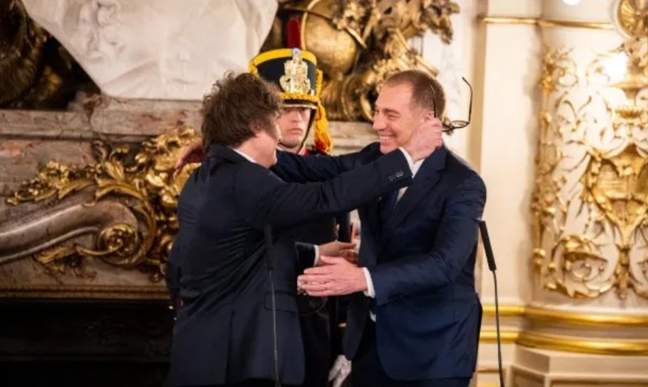 El Gobierno oficializó por DNU la restitución del Renaper y el área de Deportes al Ministerio del Interior y redefinió funciones en el gabinete