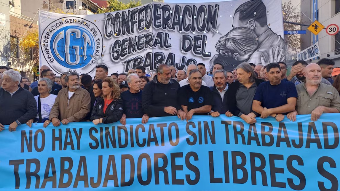 La CGT marcha contra la reforma laboral y el Gobierno activa un fuerte operativo de seguridad en el centro porteño