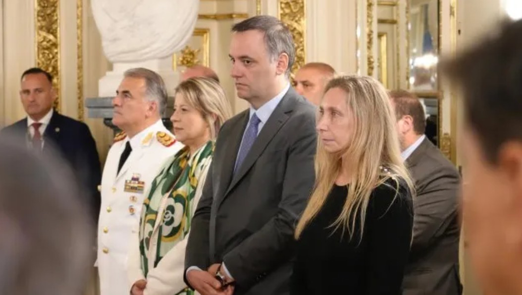 El viaje de la esposa de Manuel Adorni con la comitiva de Milei genera tensiones dentro del oficialismo