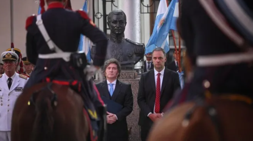 El Gobierno busca cerrar la crisis interna y reposicionar a Manuel Adorni con respaldo explícito de Javier Milei