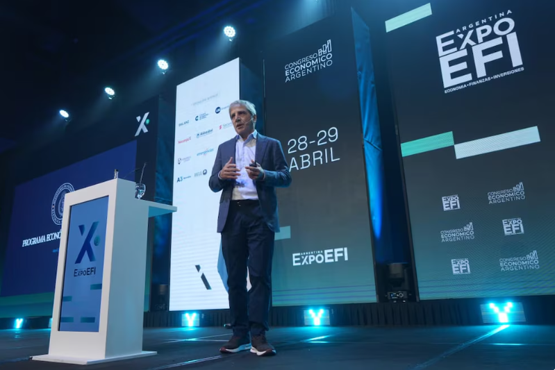 Caputo defendió el rumbo económico y proyectó un boom de exportaciones, energía y minería
