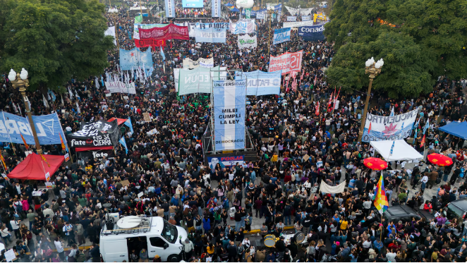 La cuarta Marcha Federal Universitaria volvió a llenar Plaza de Mayo contra el ajuste educativo