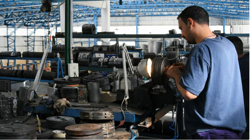La industria volvió a caer en mayo: la UIA estimó una baja cercana al 5% y persisten las señales de estancamiento