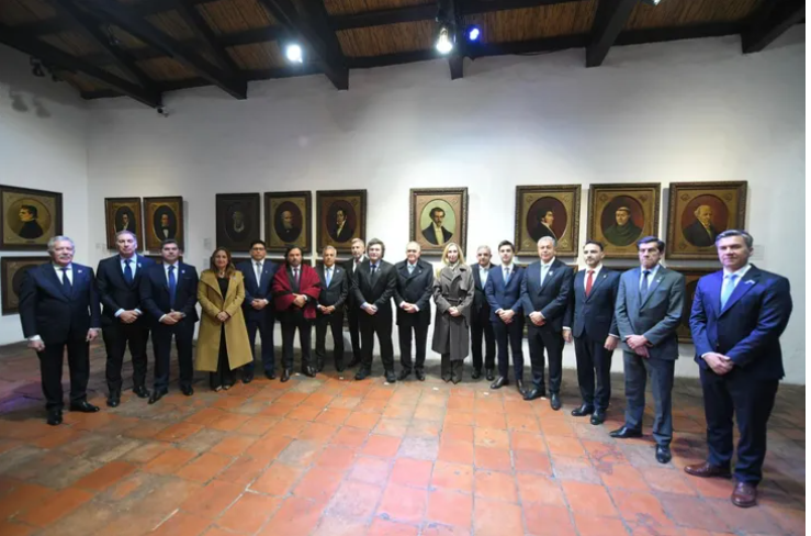 Milei viaja a París con gobernadores y empresarios para buscar inversiones y se reunirá con Macron