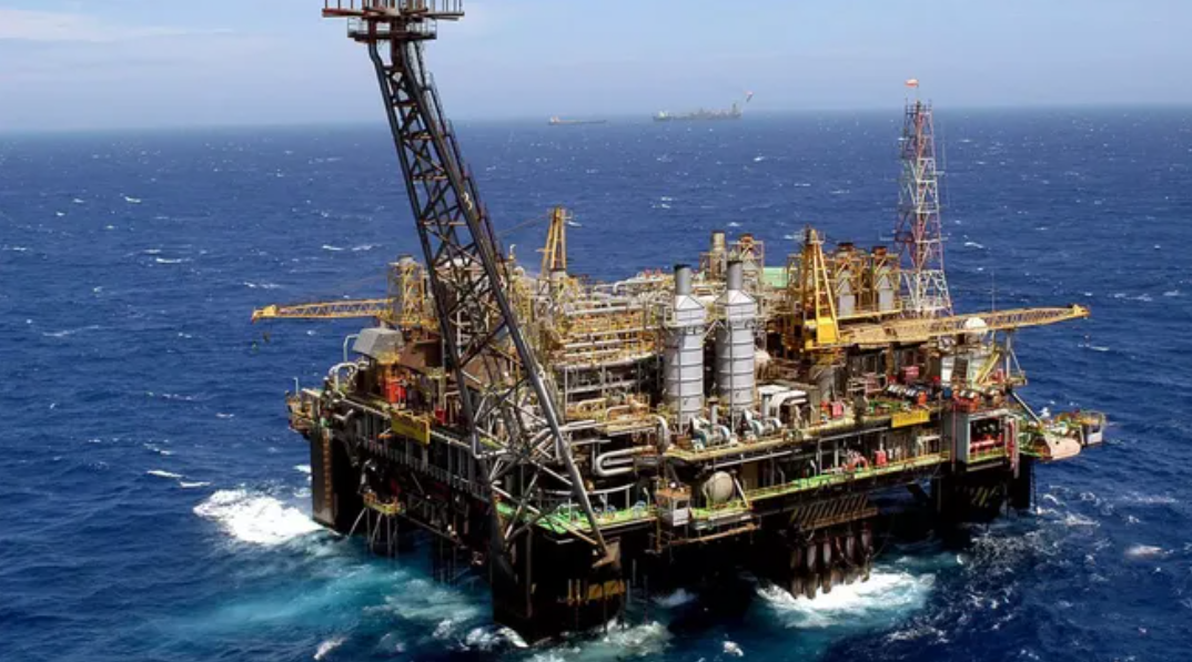 Tres gigantes petroleros se bajaron de proyectos en Malvinas tras las sanciones anunciadas por Milei